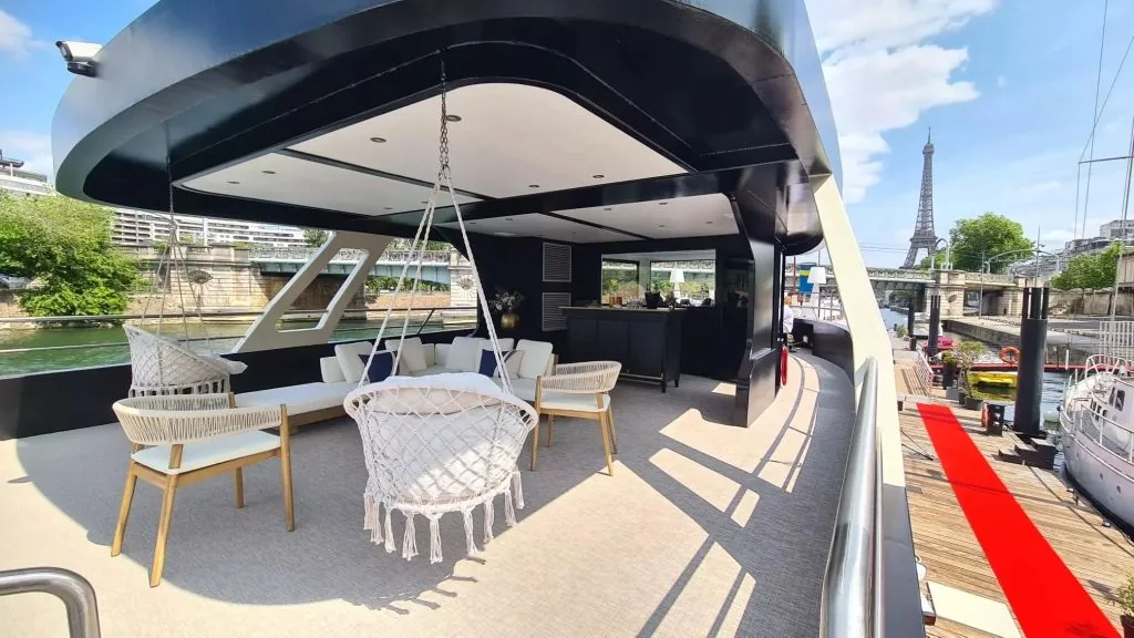 Terrasse du yacht La Perle Noire avec vue Tour Eiffel